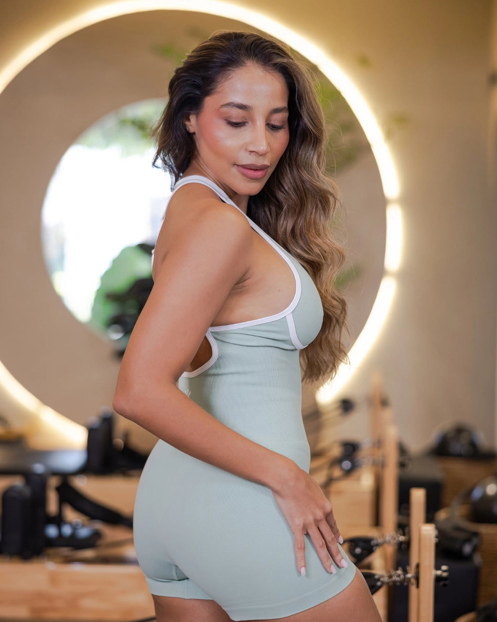 Enterizo caramelo con escote en espalda