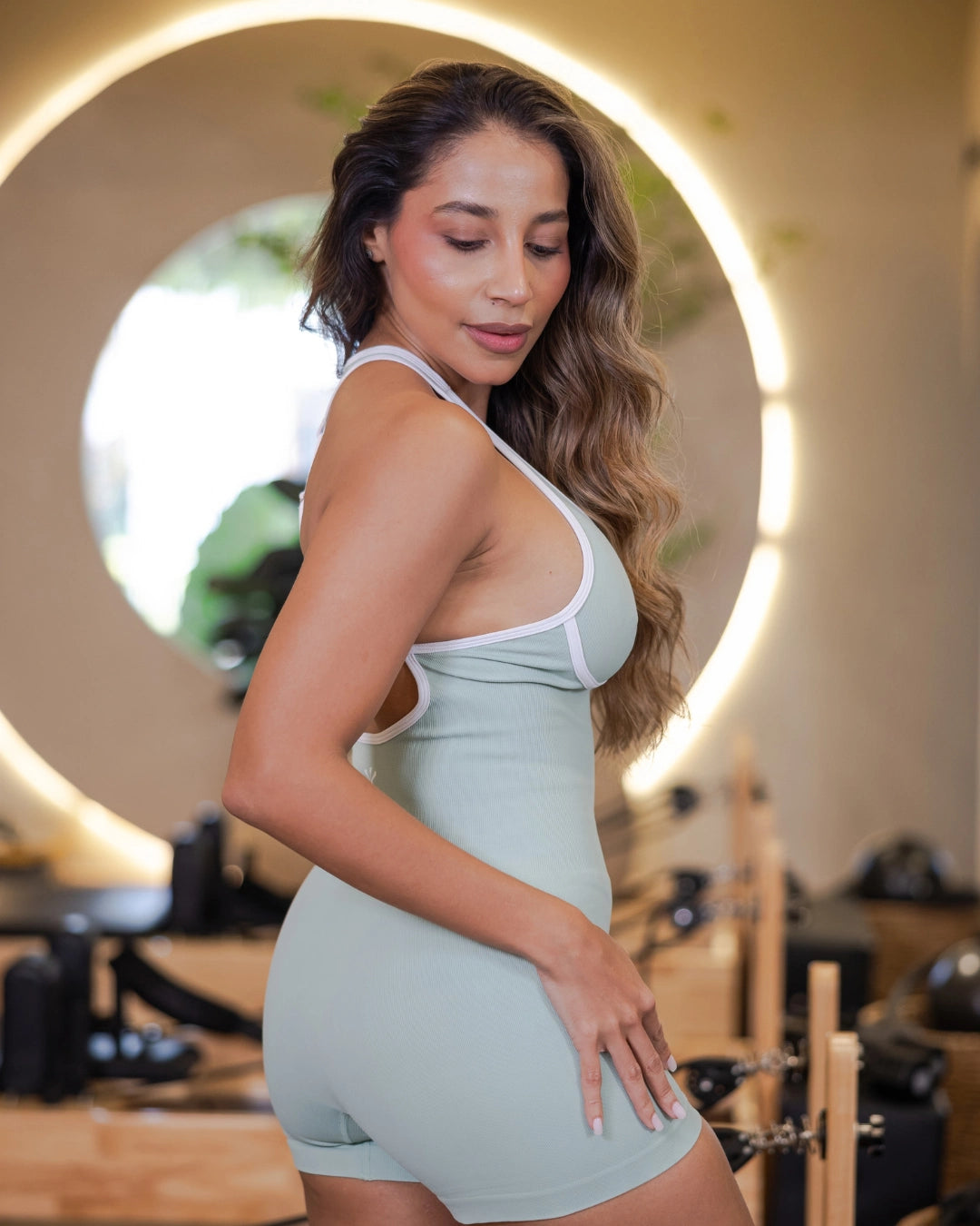 Enterizo caramelo con escote en espalda